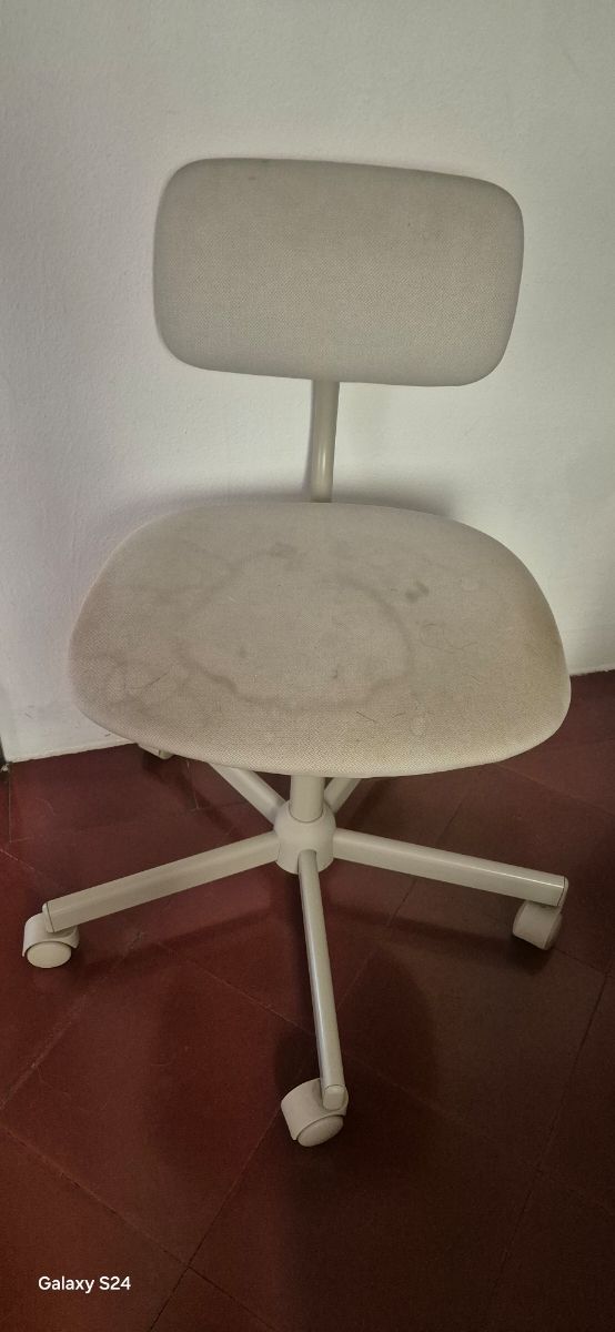 Escritorio IKEA infantil (estantes y silla GRATIS