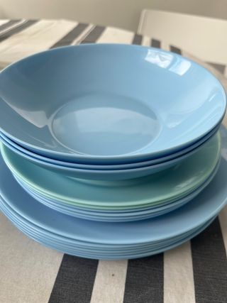 Juego de platos azules y verde azulado. 