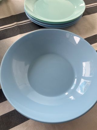 Juego de platos azules y verde azulado. 