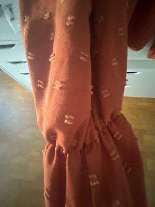 Camisa naranja con smock y topitos