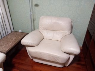 Sofá y sillón de piel blanco
