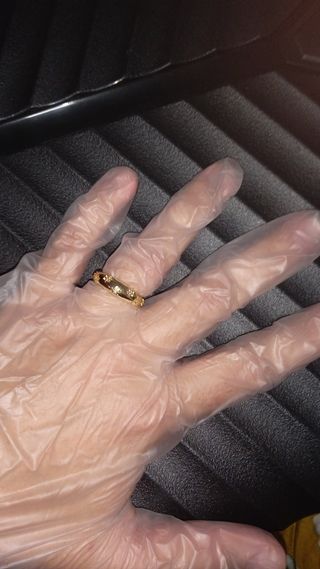 Anillo dorado con incrustaciones