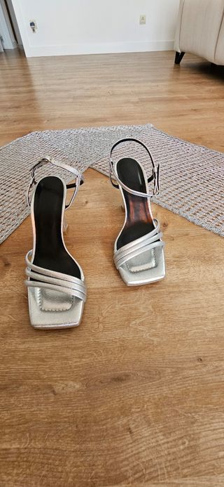 Conjunto de chal y sandalias plateadas