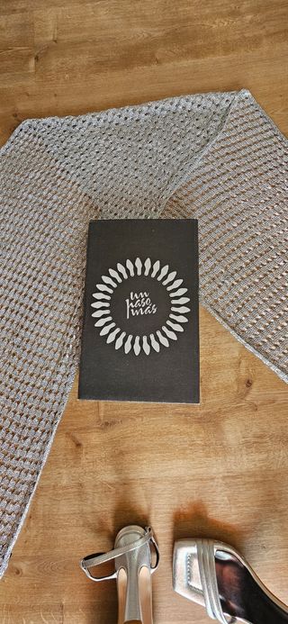 Conjunto de chal y sandalias plateadas