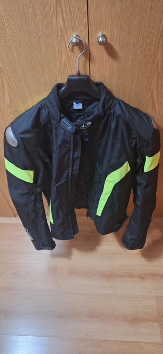 Chaqueta de moto negra con detalles fluorescentes
