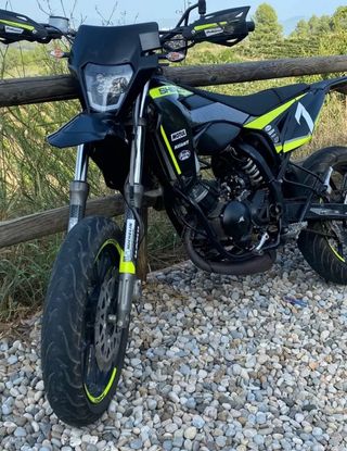 Sherco Moto Negra y Amarilla