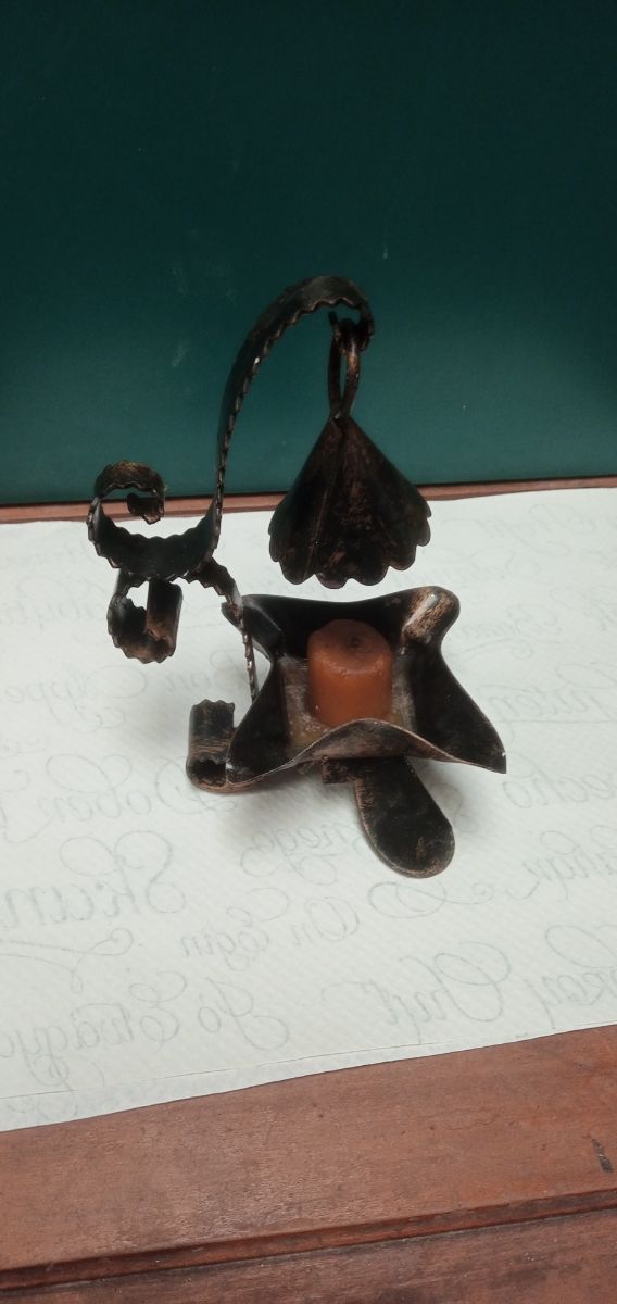 Portavelas de forja con vela