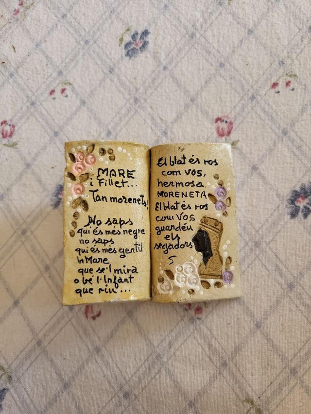 Libro cerámica decorado poema. La moreneta.