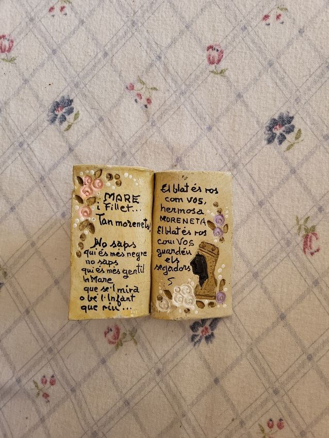 Libro cerámica decorado poema. La moreneta.