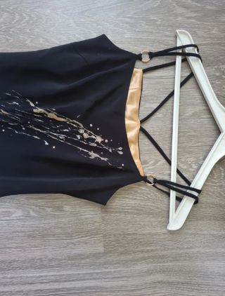 Vestido fiesta negro detalles dorados y plateados