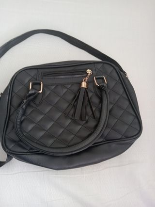 Bolso Negro Acolchado con Adorno