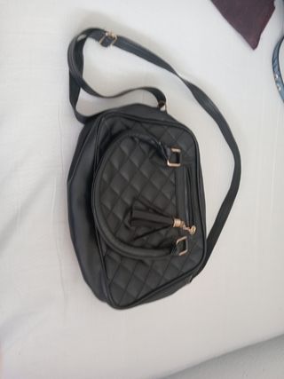 Bolso Negro Acolchado con Adorno