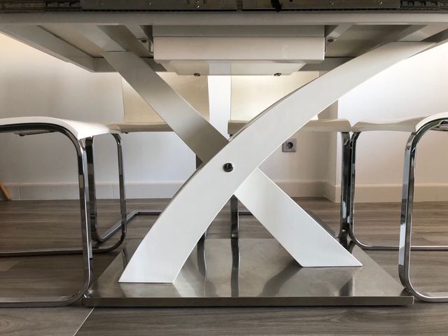 Mesa de comedor blanca moderna