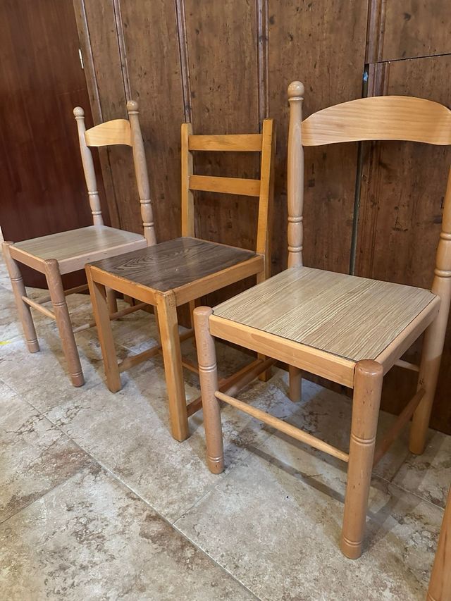 Juego de 4 sillas de madera