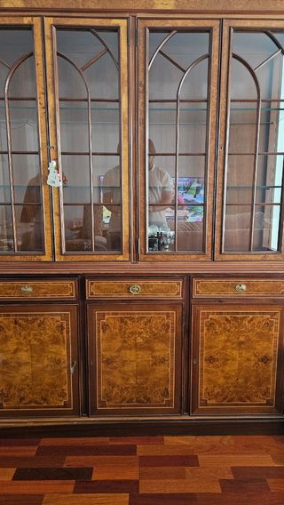 Vitrina de salón de madera y cristal