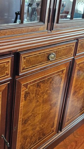 Vitrina de salón de madera y cristal