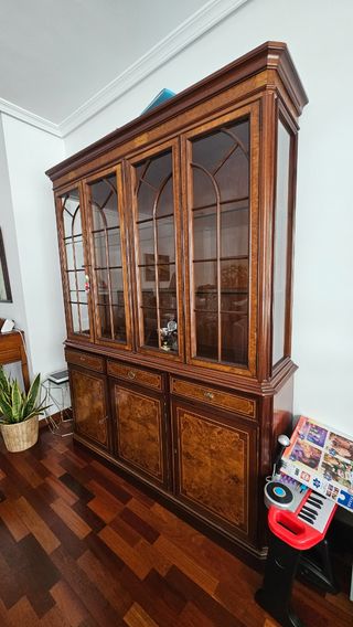 Vitrina de salón de madera y cristal