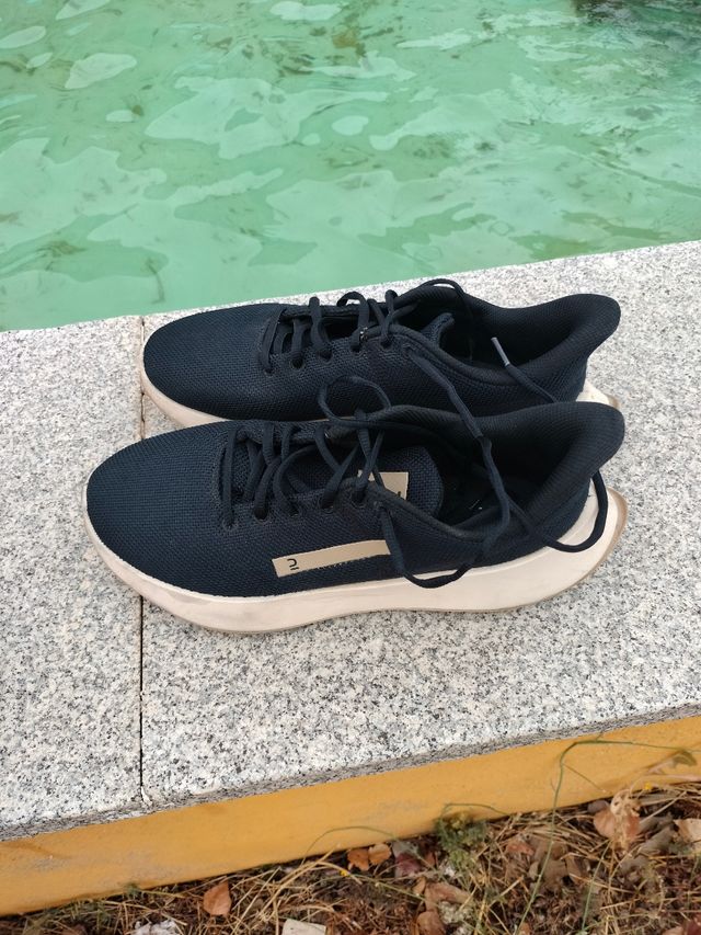 Zapatillas Decathlon Negras y Beige