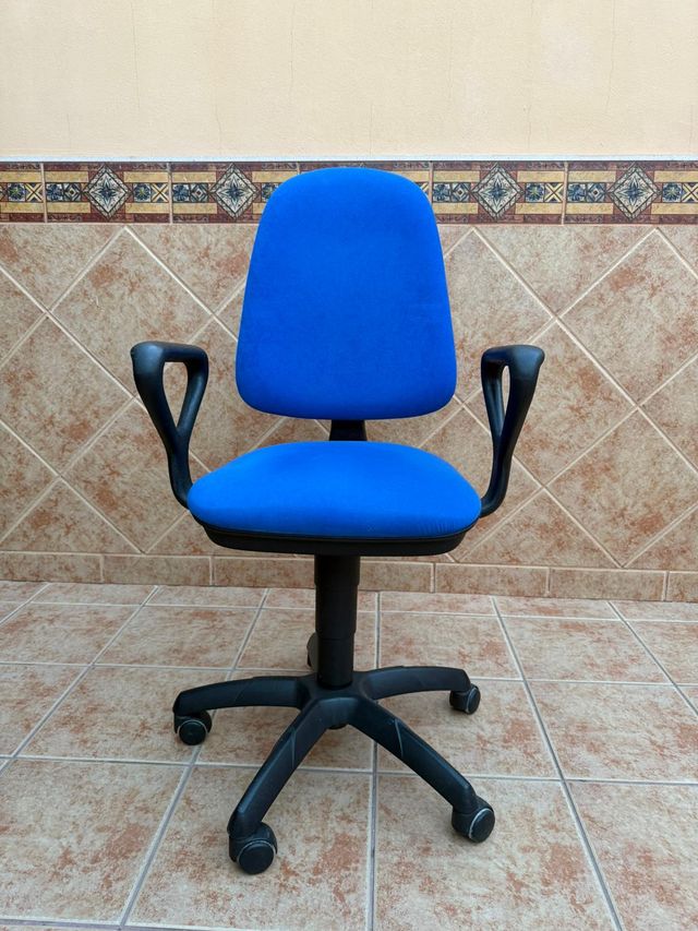 Silla de escritorio con ruedas
