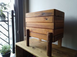 Jardinera con patas de Madera