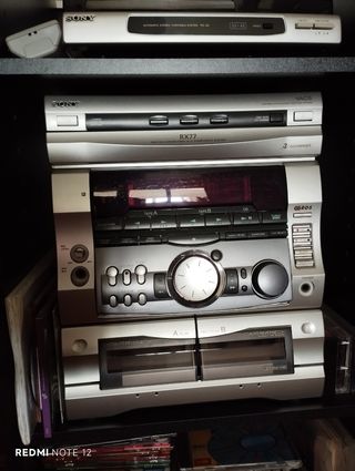 Equipo de música Sony con altavoces y mueble.
