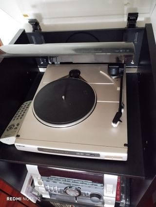 Equipo de música Sony con altavoces y mueble.