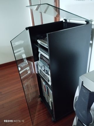 Equipo de música Sony con altavoces y mueble.