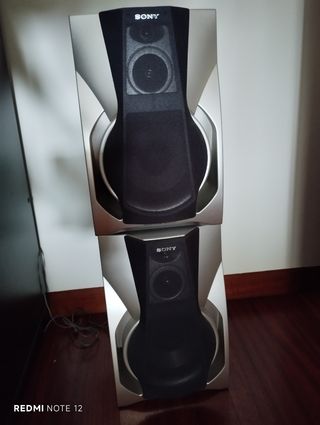 Equipo de música Sony con altavoces y mueble.