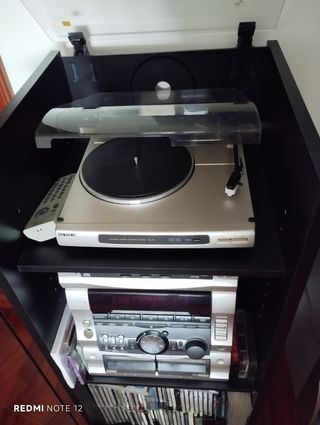 Equipo de música Sony con altavoces y mueble.