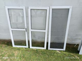 Ventana de aluminio blanca