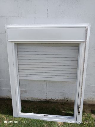 Ventana de aluminio blanca