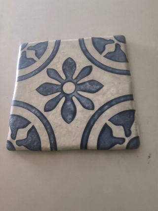 Azulejo decorativo floral azul y blanco
