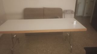 Mesa blanca y beige en buen estado