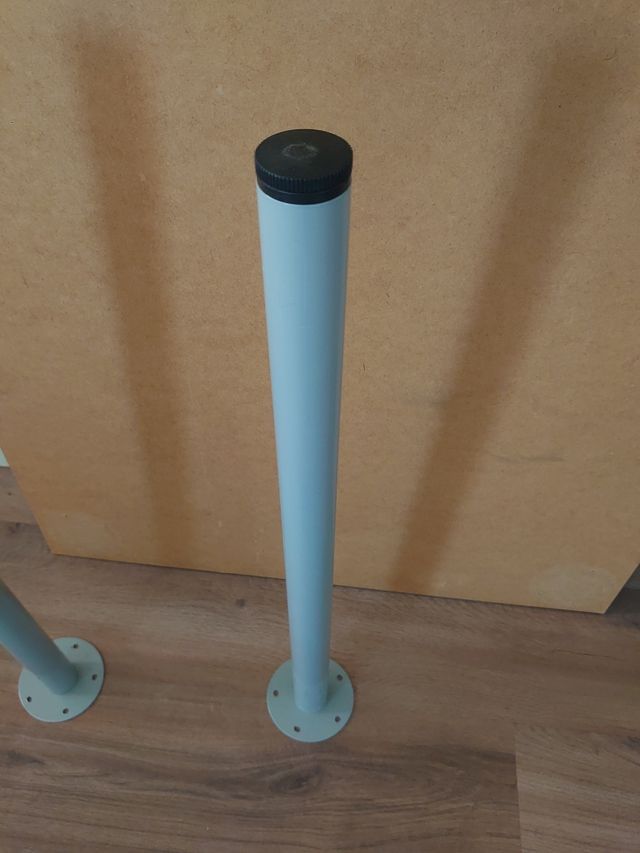 Mesa de madera negra con patas