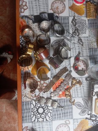 Pulseras doradas y plateadas - 5€ c/u