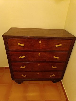 Cómoda antigua de madera