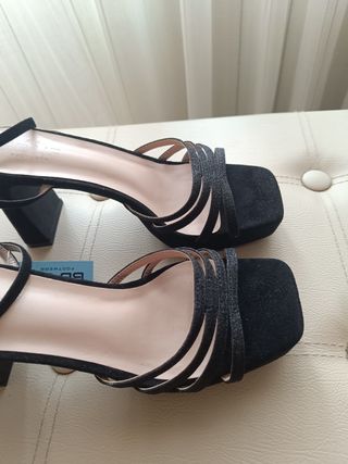 Sandalias con plataforma, nuevas con etiqueta.