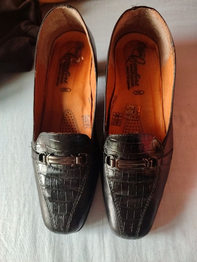 Zapatos negros de piel con detalle metálico