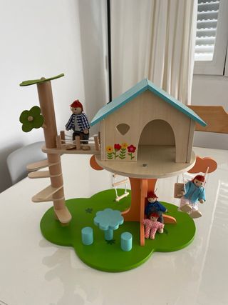 Casa árbol de madera con figuras