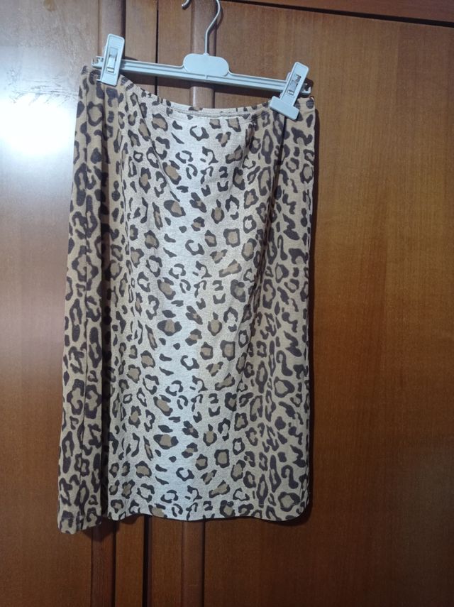 Falda elástica ,no se arruga, tiene forro