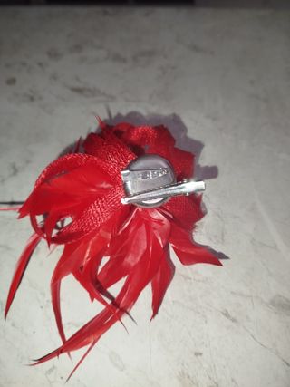 Tocado pelo rojo con plumas