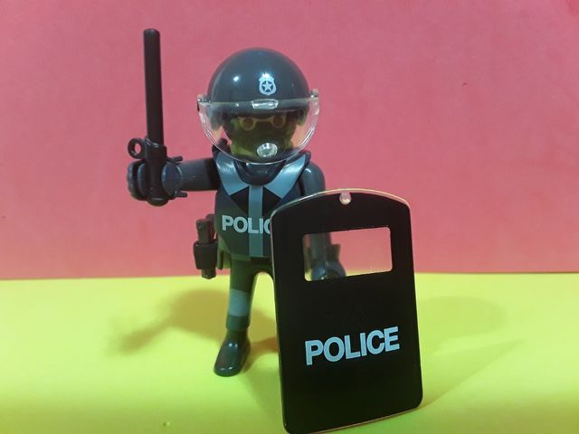 Playmobil Policía con Escudo y Arma