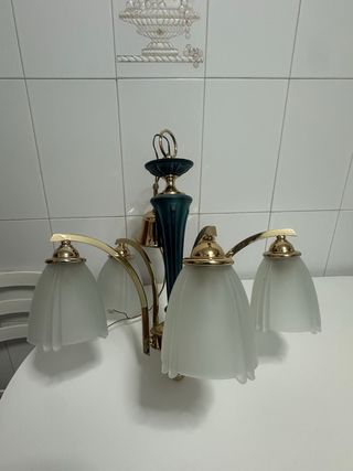 Lámpara de techo dorada y verde