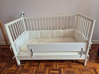 Cuna de madera blanca