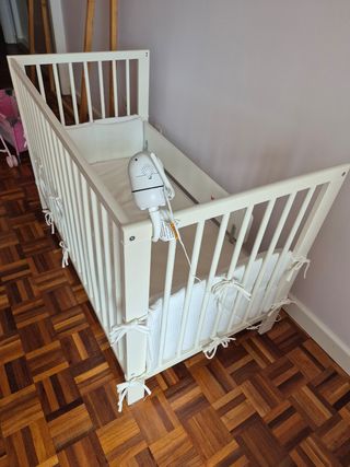 Cuna de madera blanca