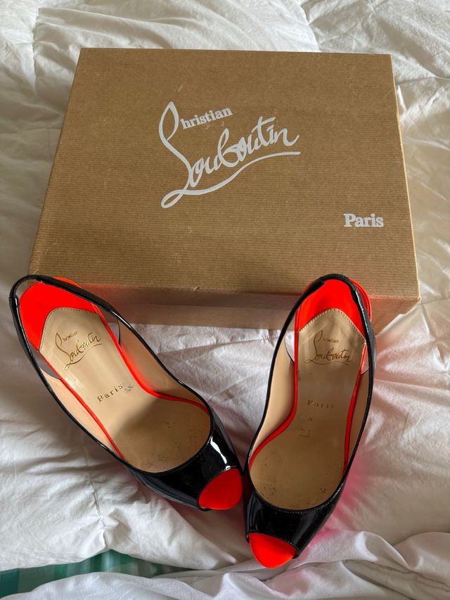 Zapatos Louboutin Tacón Alto Negro y Rojo