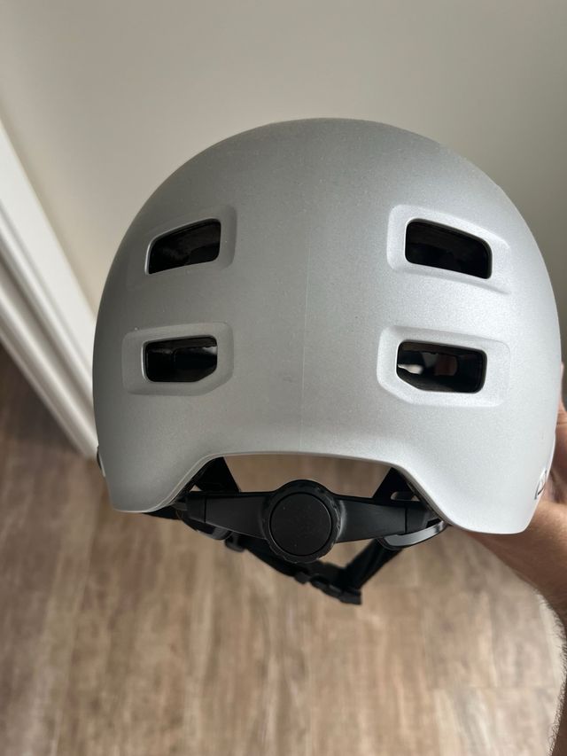 Casco Patinete/Bici Urbana Plateado nuevo