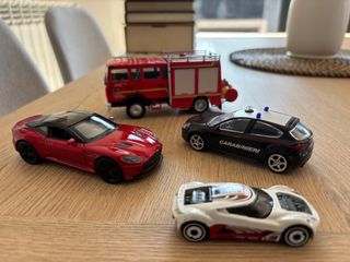 Coches de metal a escala
