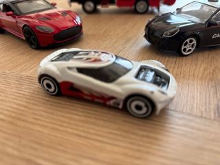 Coches de metal a escala