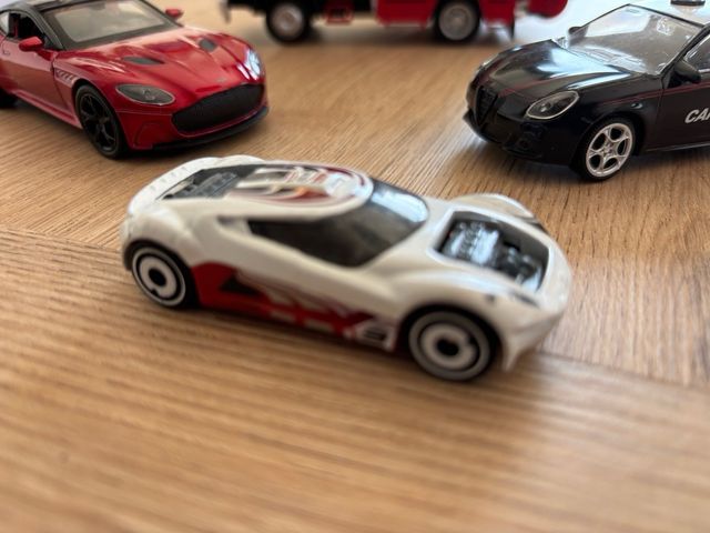 Coches de metal a escala